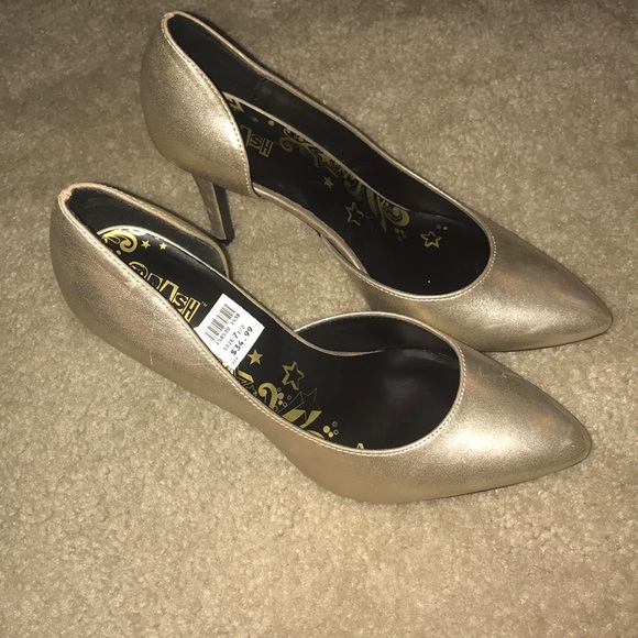 ⭐️Gold pumps! - Picture 2 of 4